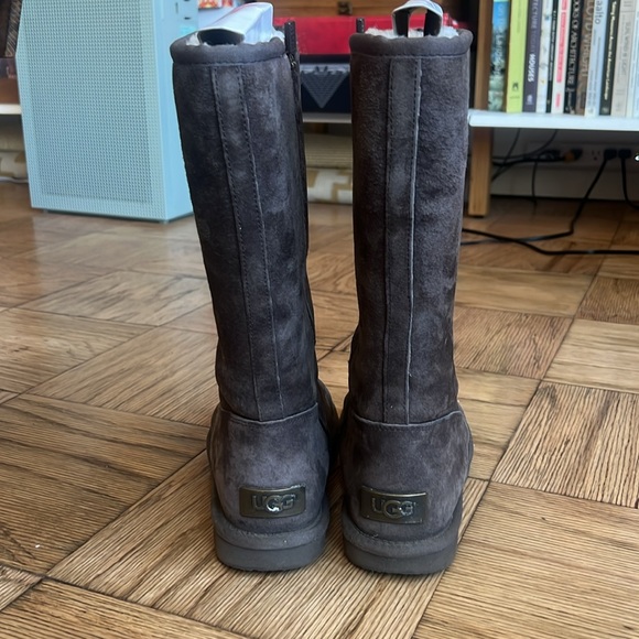 Chocolate Alber UGGs with Zipper (Size 6) - Picture 7 of 16